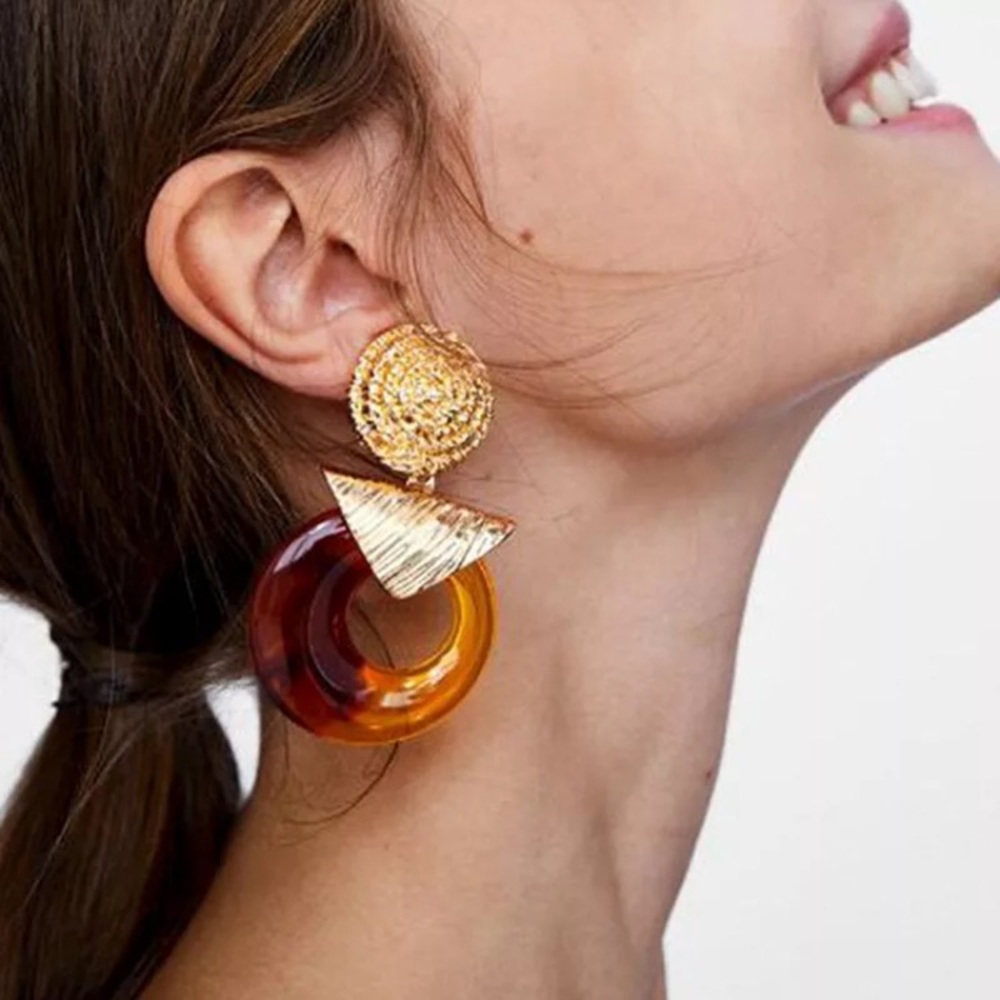 🌟 Big Circle Gold Acrylic Earrings - Picture 6 of 6